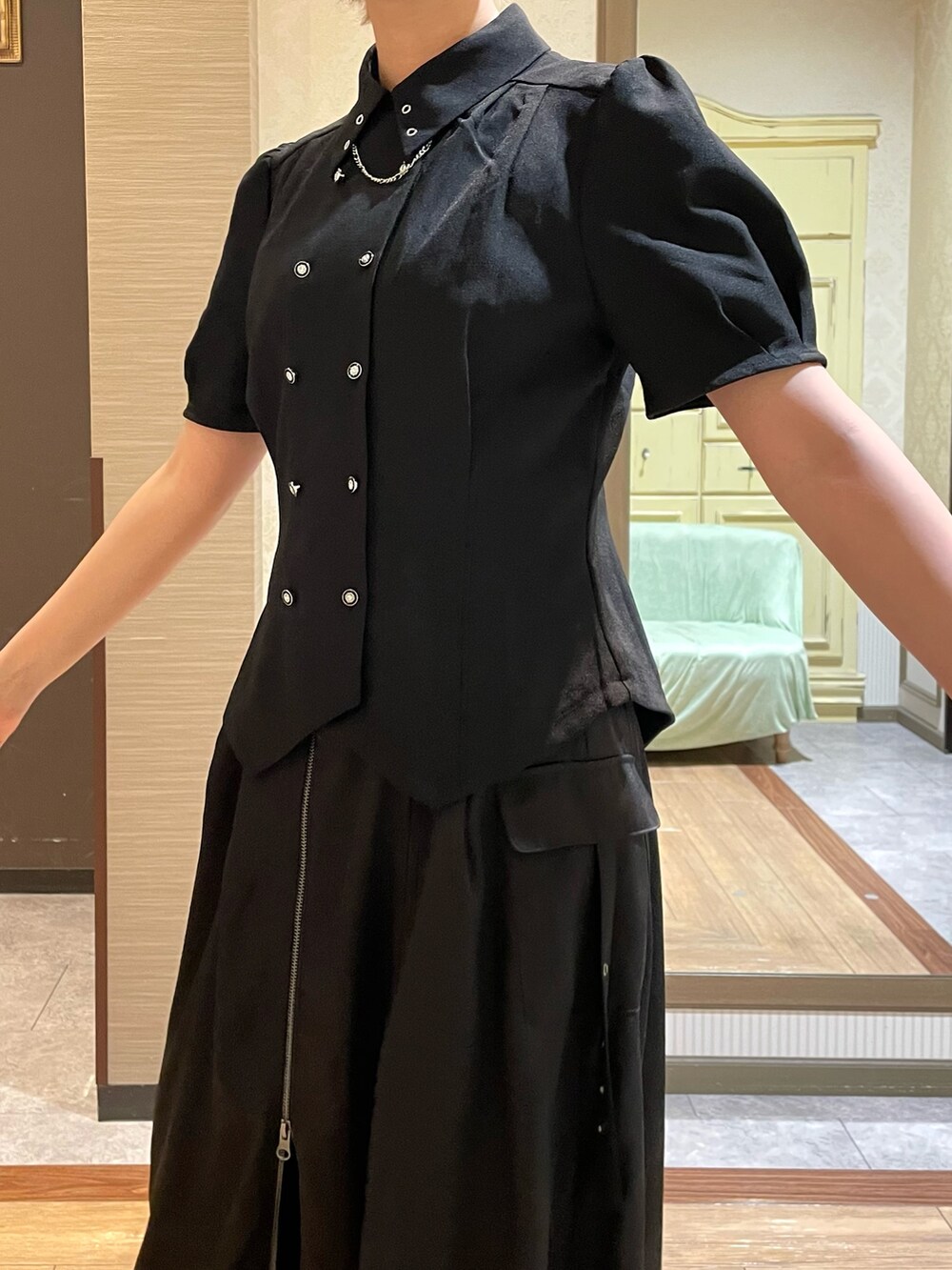 ホワイト系のタンクトップ、ブラック系のショルダーバッグ、ブラック系のシャツ/ブラウスを着用したレディースの夏コーディネートの6枚目の写真