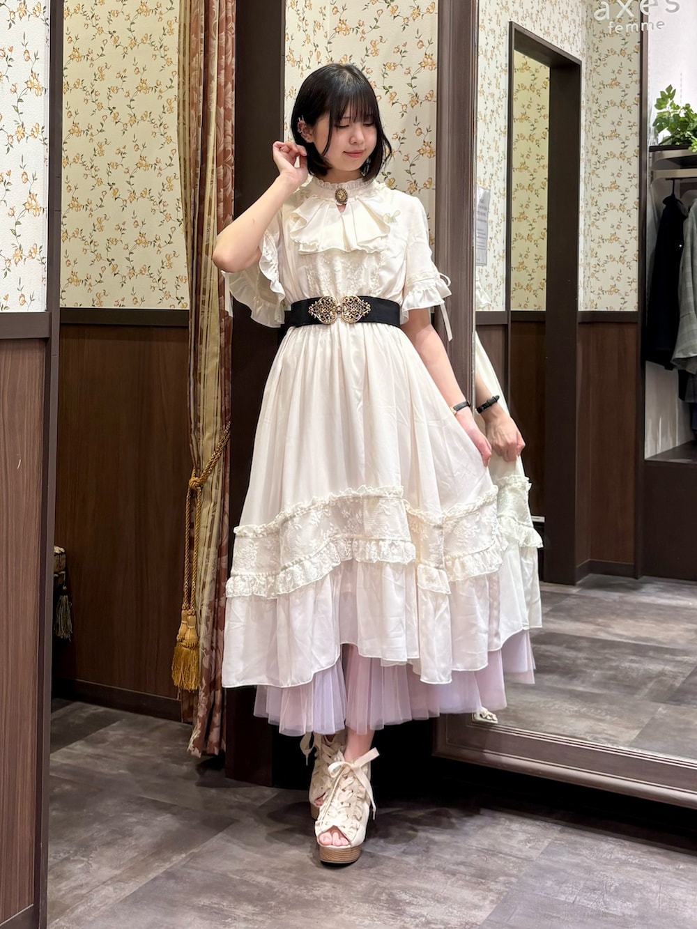 ピンク系のかごバッグ、ホワイト系のワンピース、ホワイト系のタンクトップを着用したレディースの春コーディネートの4枚目の写真