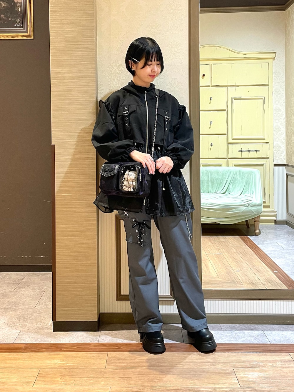 ブラック系のブルゾン、その他のブーツ、グレー系のその他パンツを着用したレディースの秋コーディネートの2枚目の写真