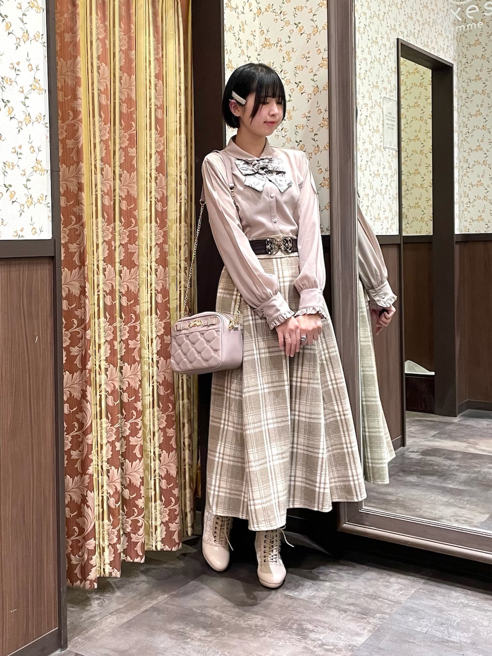 ピンク系のシャツ/ブラウス、ベージュ系のテーラードジャケット、ベージュ系のスカートを着用したレディースの冬コーディネートの5枚目の写真