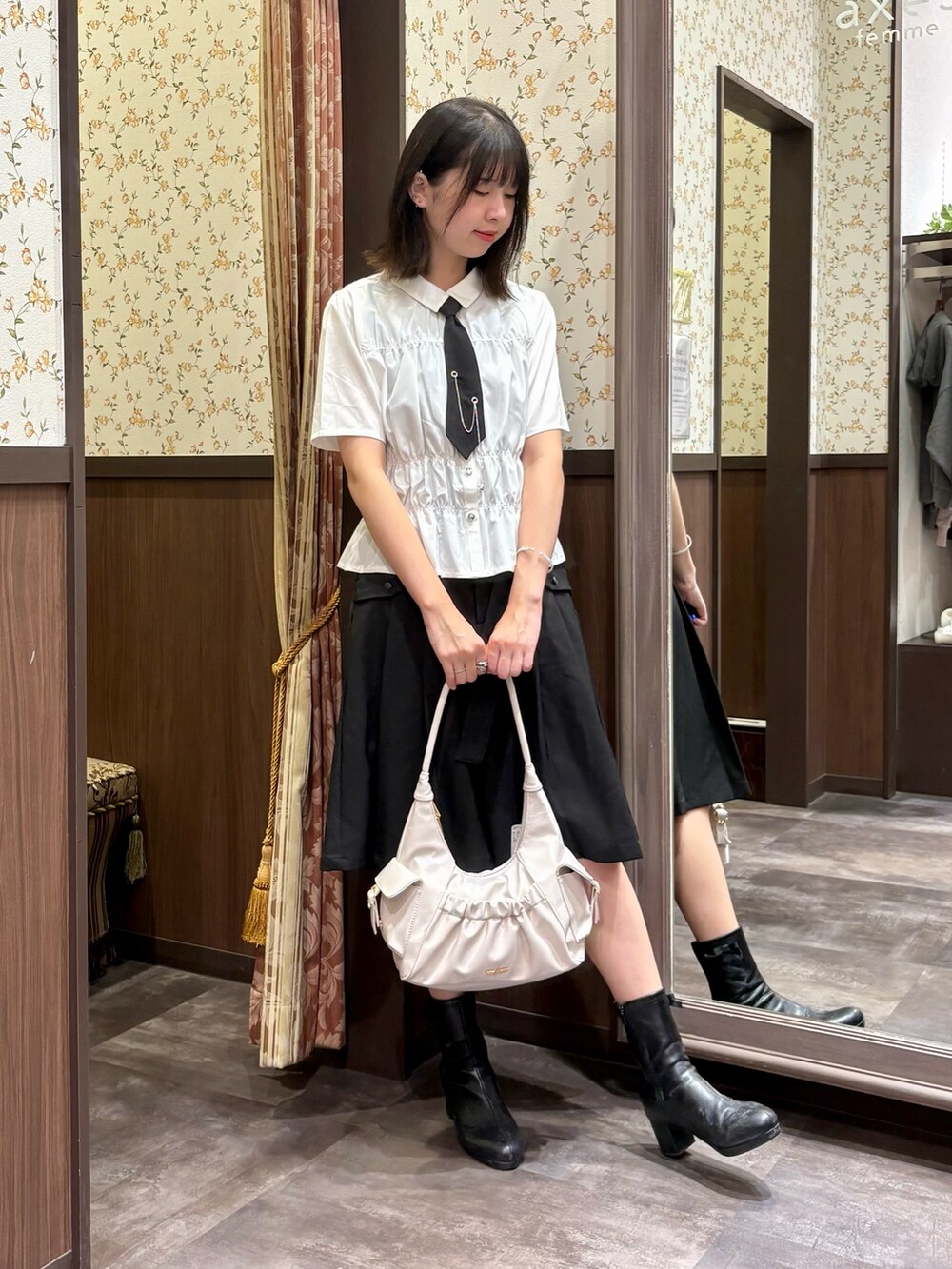 ブラック系のタンクトップ、ホワイト系のシャツ/ブラウス、ブラック系のデニムパンツを着用したレディースの夏コーディネートの4枚目の写真