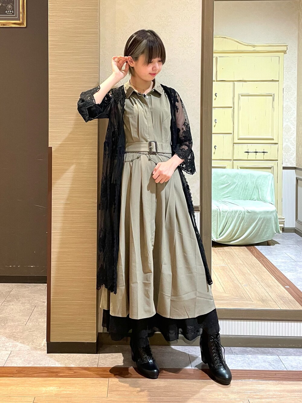 ブラック系のカーディガン/ボレロ、ブラック系のボストンバッグ、ブラック系のタンクトップを着用したレディースの夏コーディネートの2枚目の写真