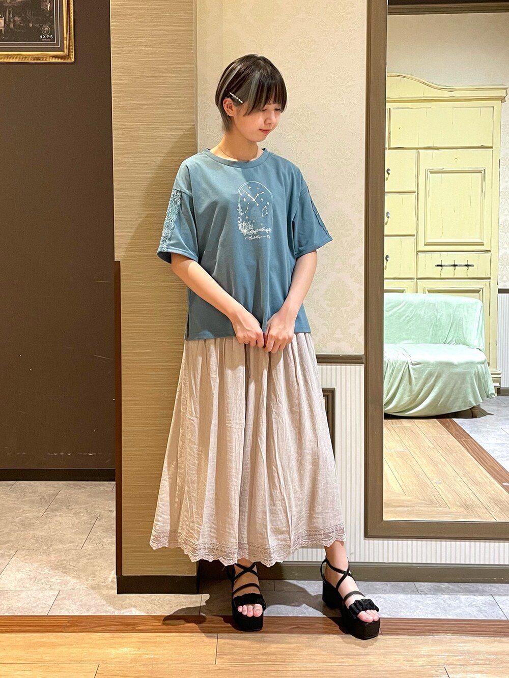 ピンク系のかごバッグ、ブラック系のサンダル、ベージュ系のその他パンツを着用したレディースの夏コーディネートの2枚目の写真