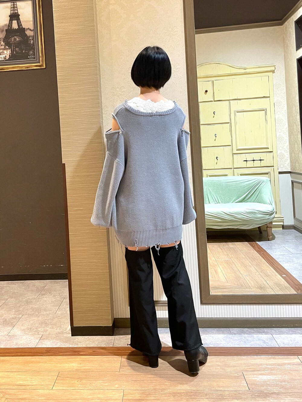 ブラック系のブーツ、ブラック系のその他パンツ、ホワイト系のタンクトップを着用したレディースの秋コーディネートの8枚目の写真