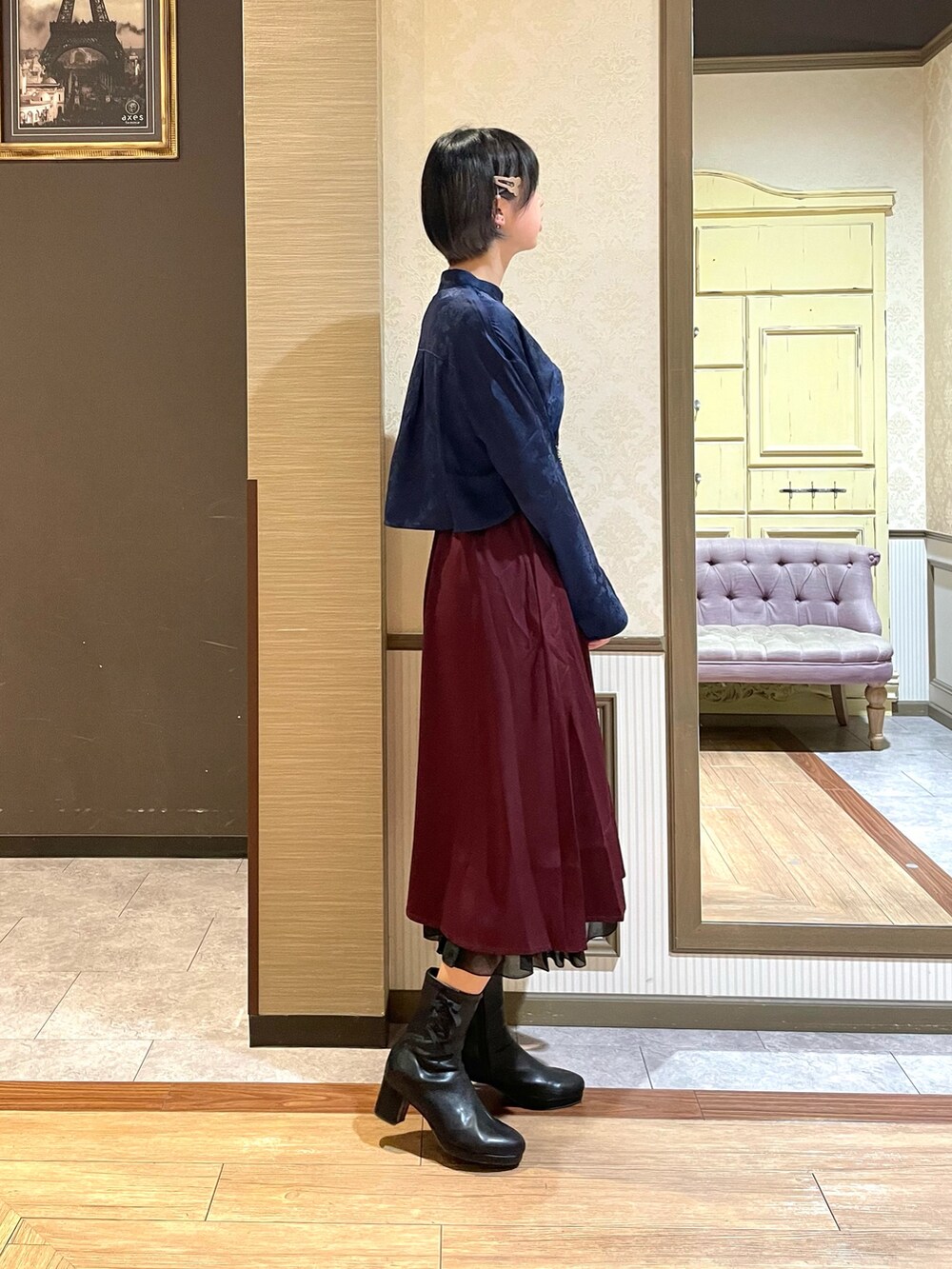 ブラック系のブーツ、ブラック系のタンクトップ、ブルー系のシャツ/ブラウスを着用したレディースの秋コーディネートの3枚目の写真