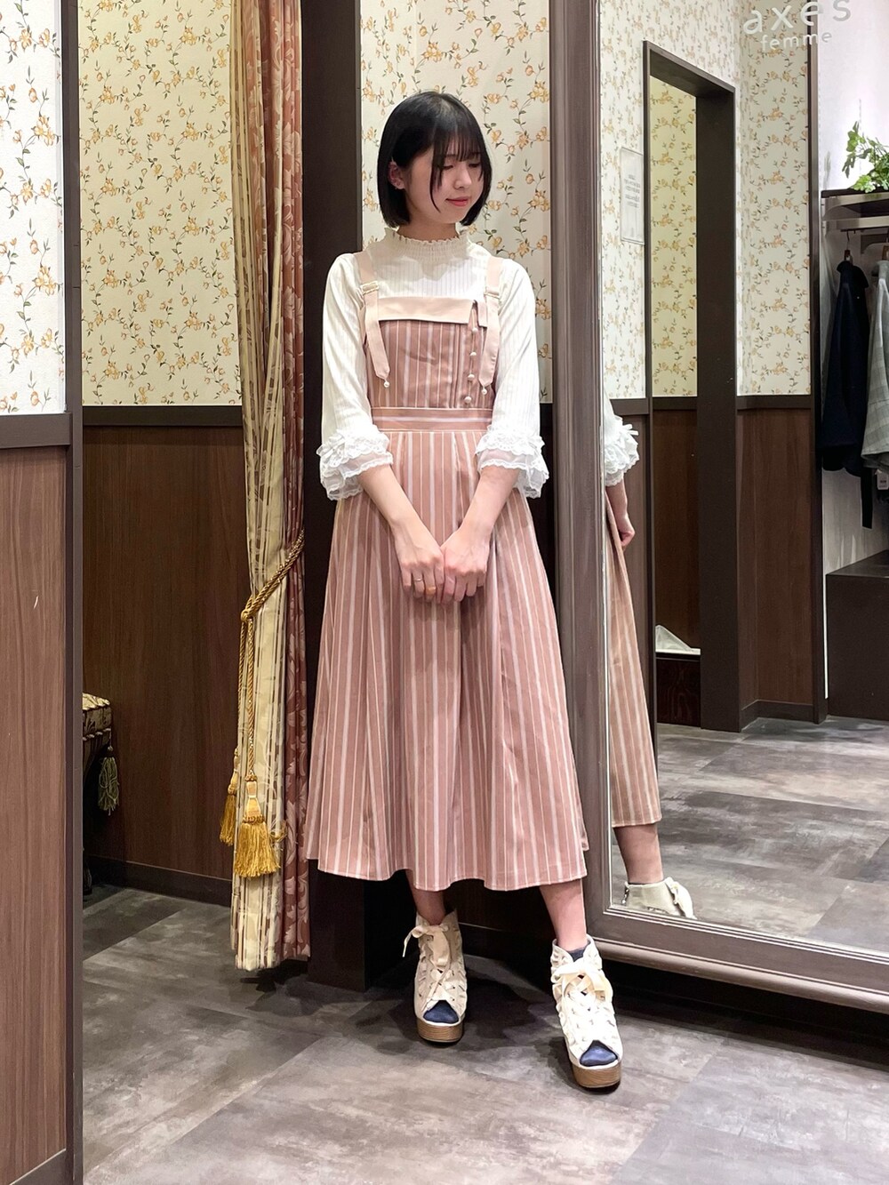 ホワイト系のTシャツ/カットソー、ピンク系のワンピース、ベージュ系のサンダルを着用したレディースの春コーディネートの4枚目の写真