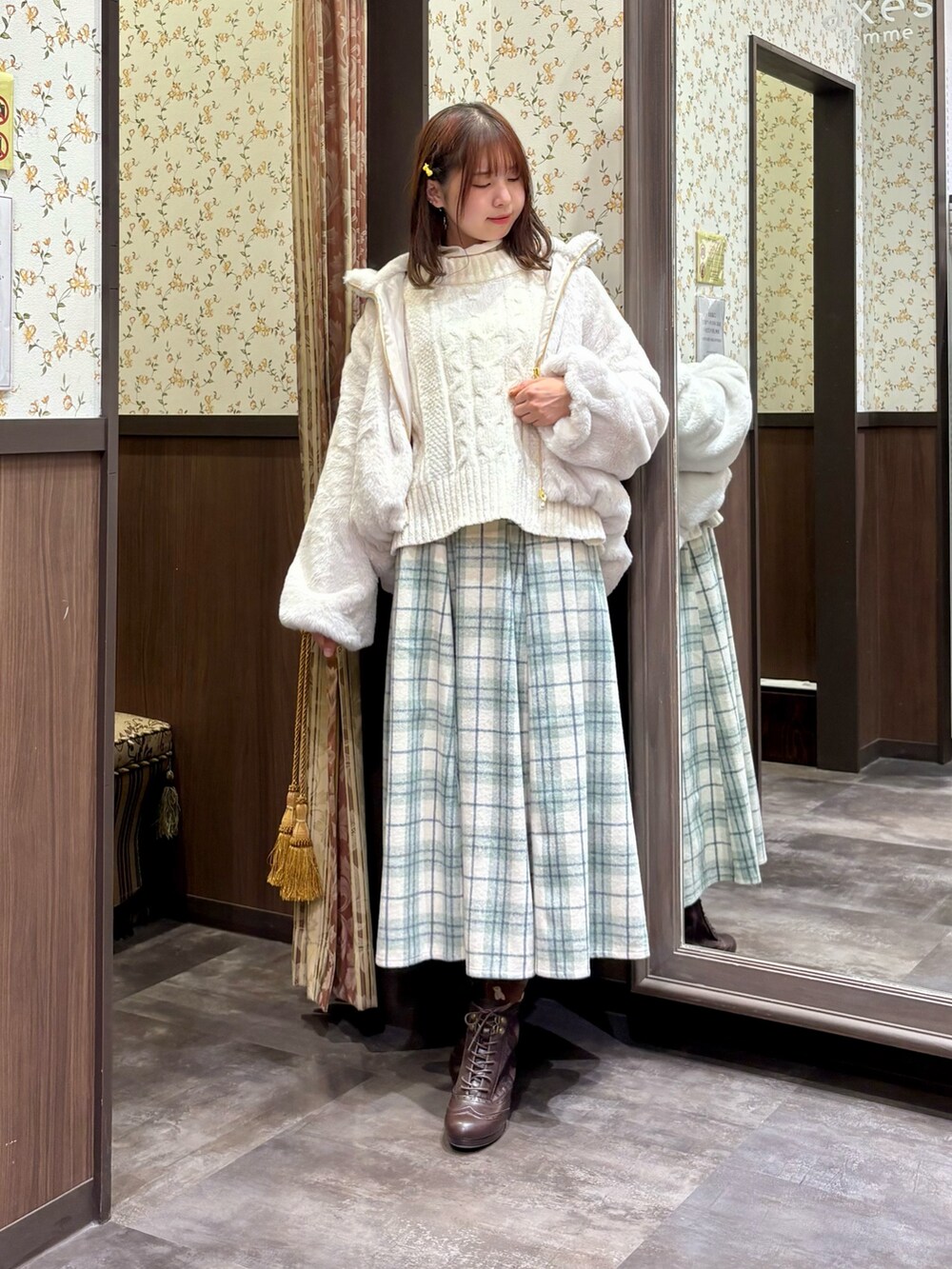 ホワイト系のニット/セーター、ホワイト系のTシャツ/カットソー、ホワイト系のその他アウターを着用したレディースの秋コーディネートの2枚目の写真