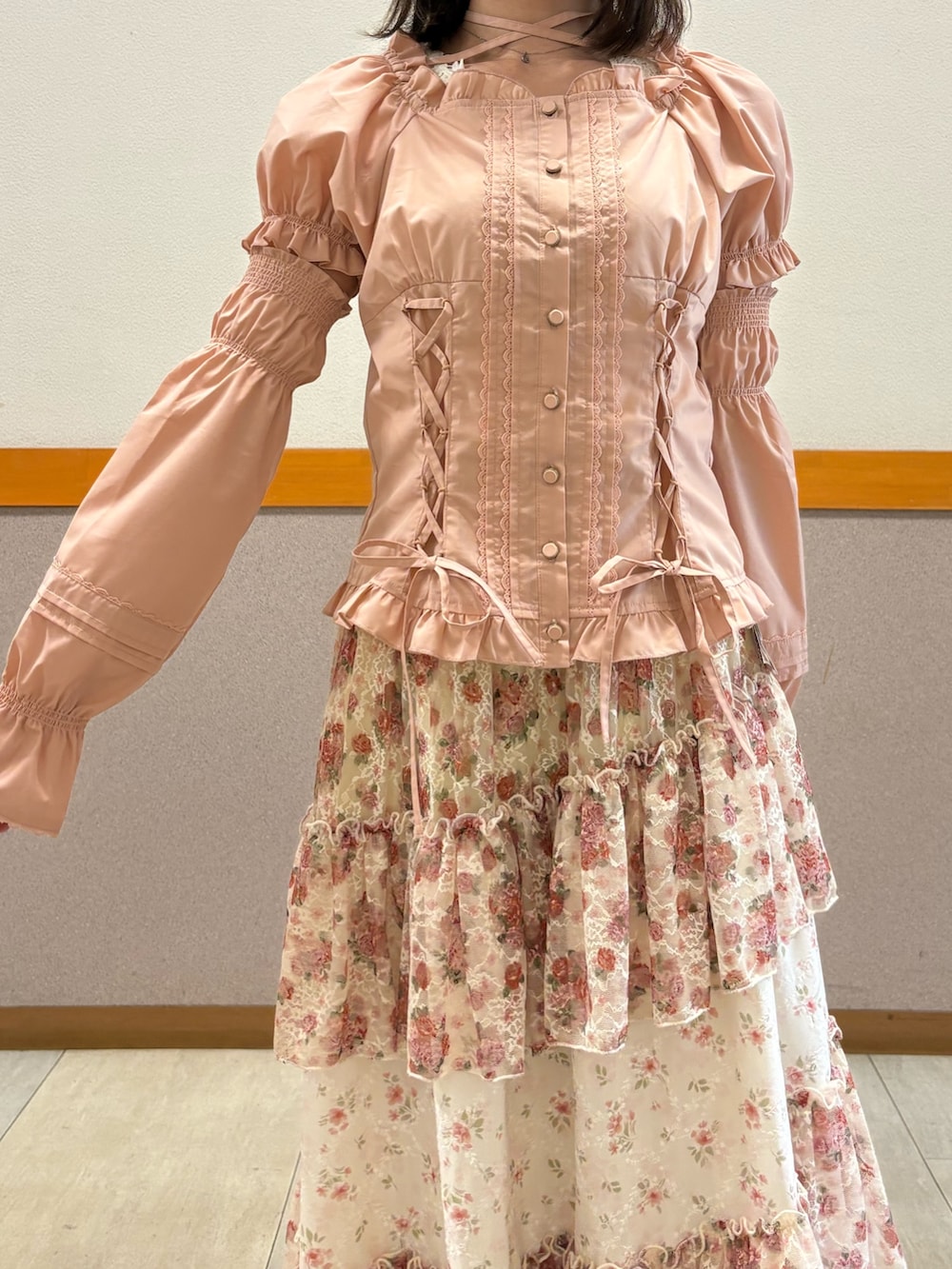 ピンク系のシャツ/ブラウス、ブラウン系のボストンバッグ、ベージュ系のスカートを着用したレディースの秋コーディネートの6枚目の写真