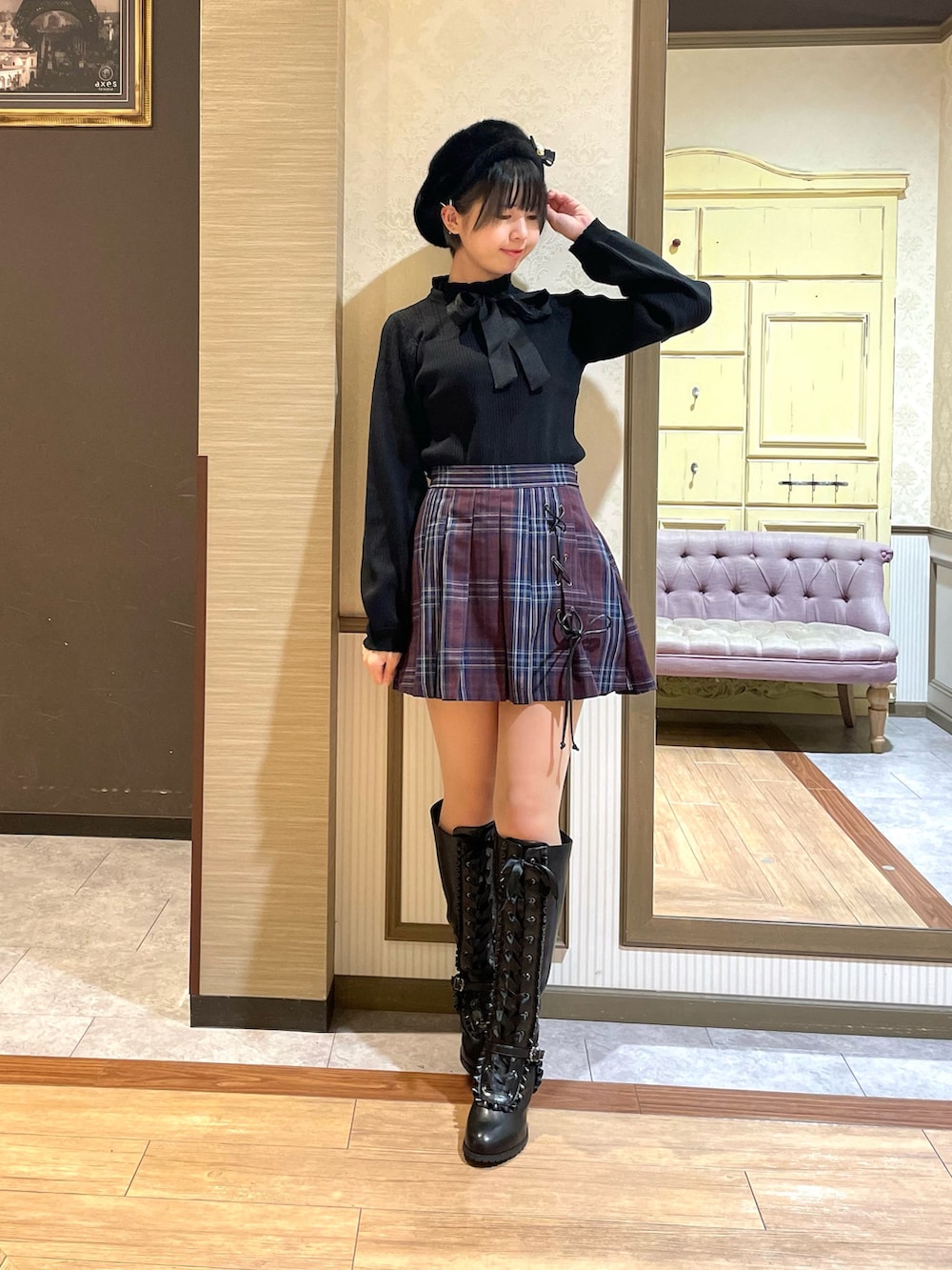 レッド系のその他パンツ、ブラック系のピーコート、ブラック系のニット/セーターを着用したレディースの秋コーディネートの7枚目の写真