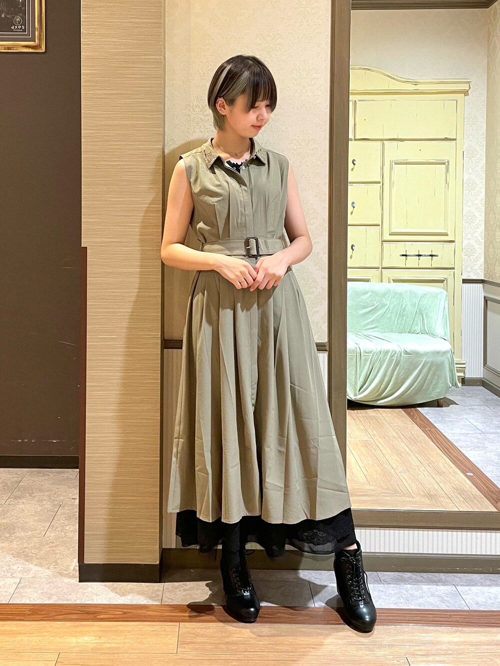 ブラック系のカーディガン/ボレロ、ブラック系のボストンバッグ、ブラック系のタンクトップを着用したレディースの夏コーディネートの6枚目の写真