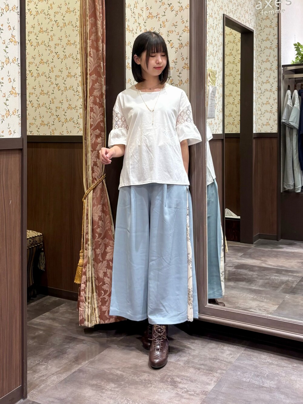 グリーン系のシャツ/ブラウス、ベージュ系のショルダーバッグ、ブラウン系のブーツを着用したレディースの夏コーディネートの5枚目の写真