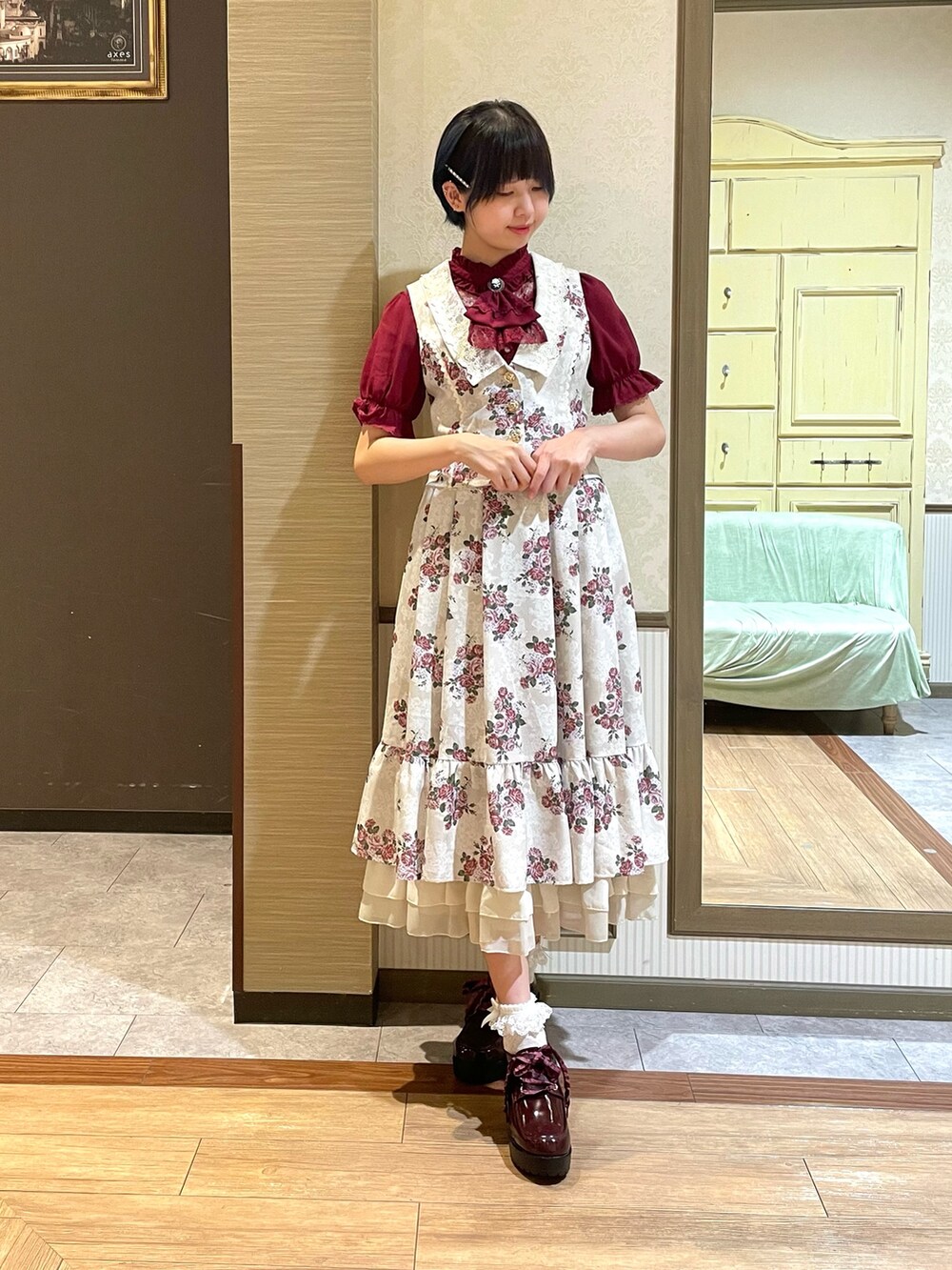 ホワイト系のタンクトップ、レッド系のシャツ/ブラウス、ホワイト系のベストを着用したレディースの夏コーディネートの2枚目の写真
