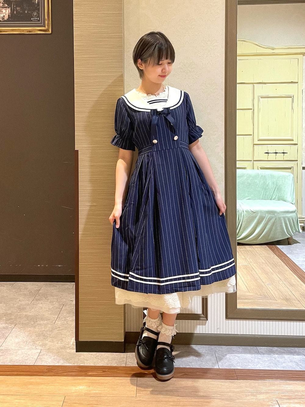 ホワイト系のタンクトップ、ブルー系のワンピース、ブラック系のローファーを着用したレディースの夏コーディネートの4枚目の写真