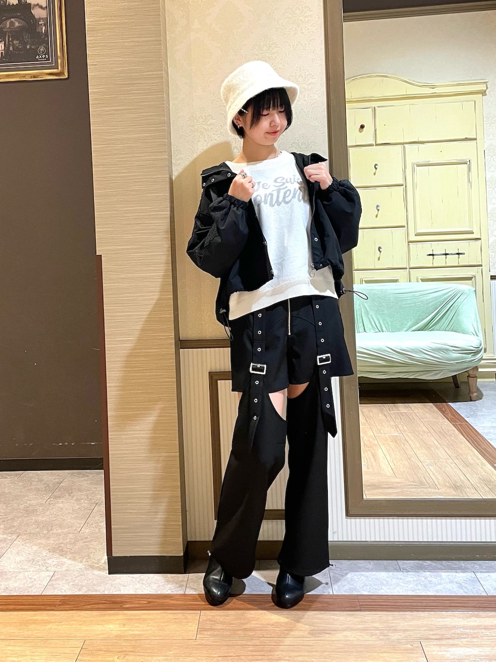 ブラック系のその他パンツ、ブラック系のブーツ、ホワイト系のタンクトップを着用したレディースの秋コーディネートの3枚目の写真