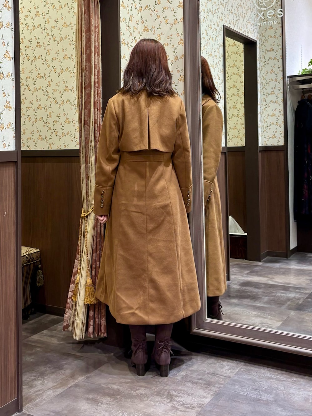 ホワイト系のニット/セーター、イエロー系のダッフルコート、ブラウン系のブーツを着用したレディースの秋コーディネートの5枚目の写真