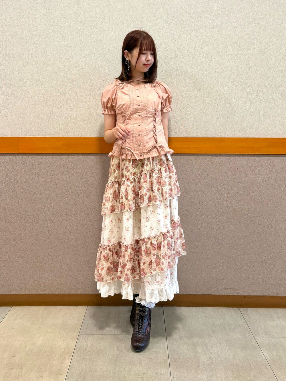 ピンク系のシャツ/ブラウス、ブラウン系のボストンバッグ、ベージュ系のスカートを着用したレディースの秋コーディネートの7枚目の写真