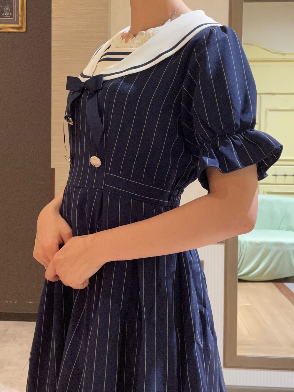 ホワイト系のタンクトップ、ブルー系のワンピース、ブラック系のローファーを着用したレディースの夏コーディネートの5枚目の写真