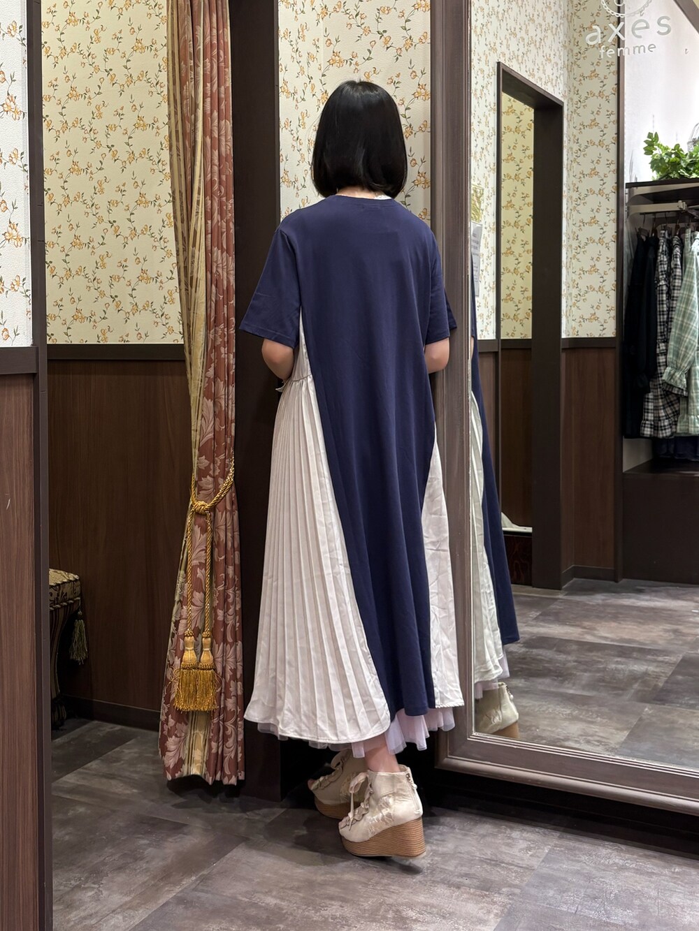 ホワイト系のタンクトップ、ブルー系のワンピース、ホワイト系のスカートを着用したレディースの夏コーディネートの4枚目の写真