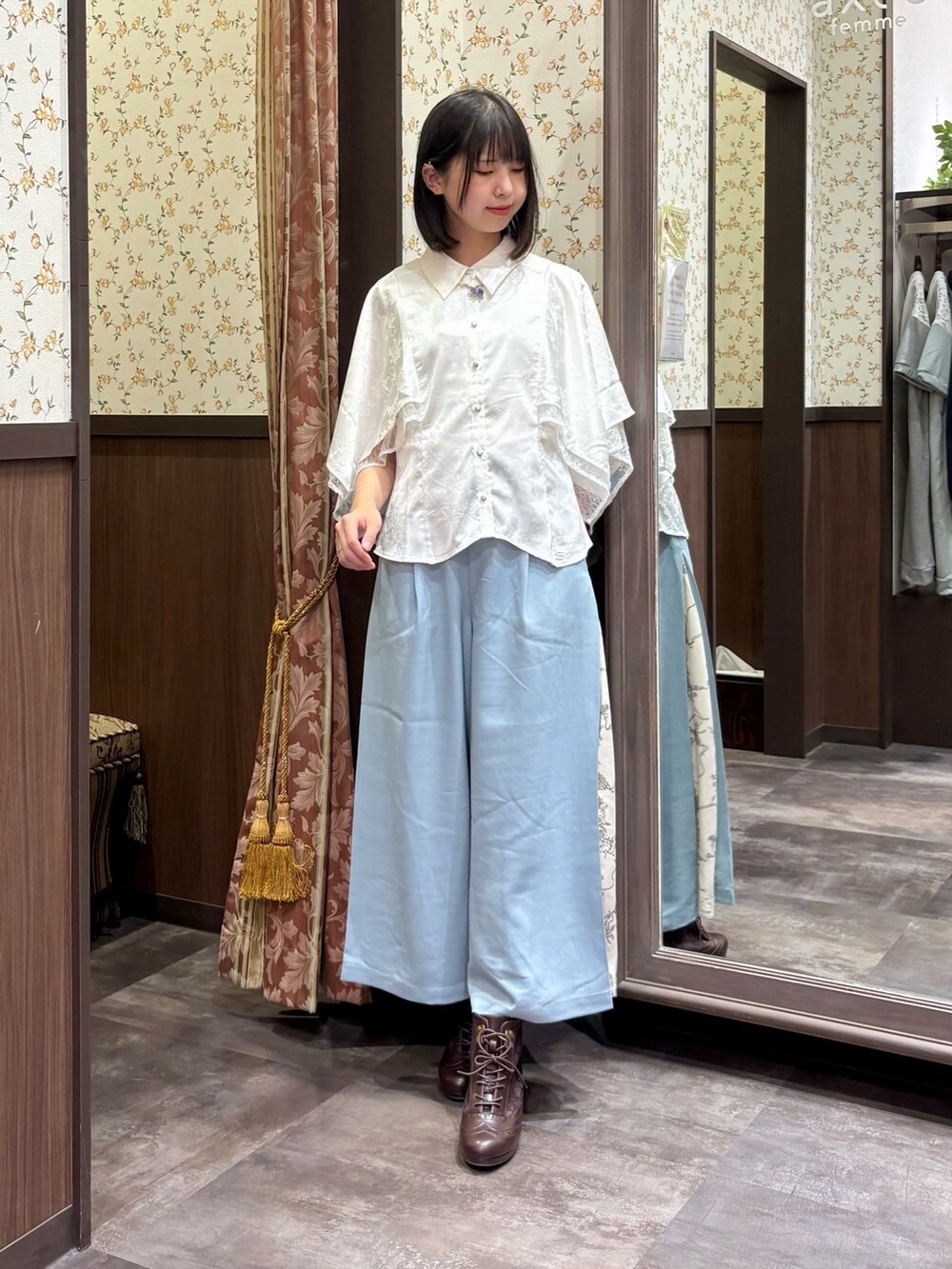 ホワイト系のタンクトップ、ホワイト系のシャツ/ブラウス、グリーン系のその他パンツを着用したレディースの夏コーディネートの2枚目の写真