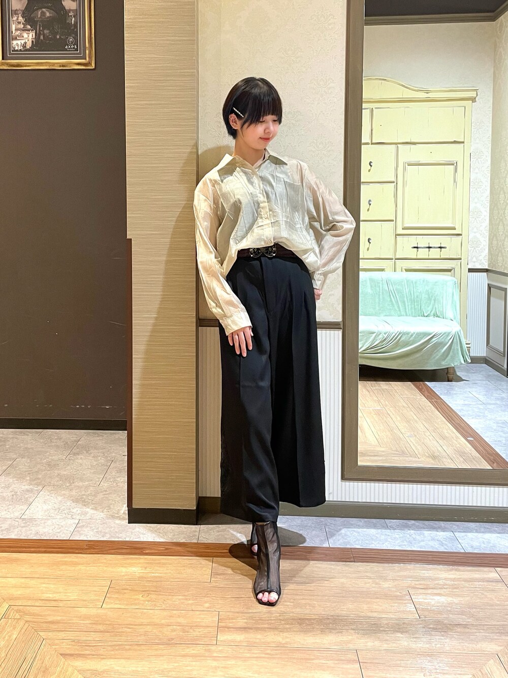 ブラック系のタンクトップ、ブラック系のその他パンツ、ブラック系のブーツを着用したレディースの夏コーディネートの2枚目の写真