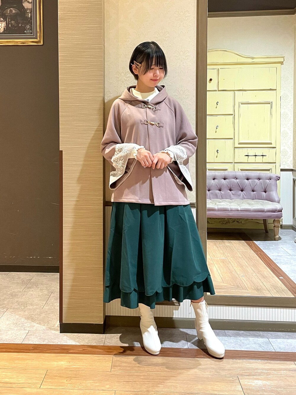 ホワイト系のショルダーバッグ、ブラウン系のカーディガン/ボレロ、ホワイト系のニット/セーターを着用したレディースの秋コーディネートの3枚目の写真