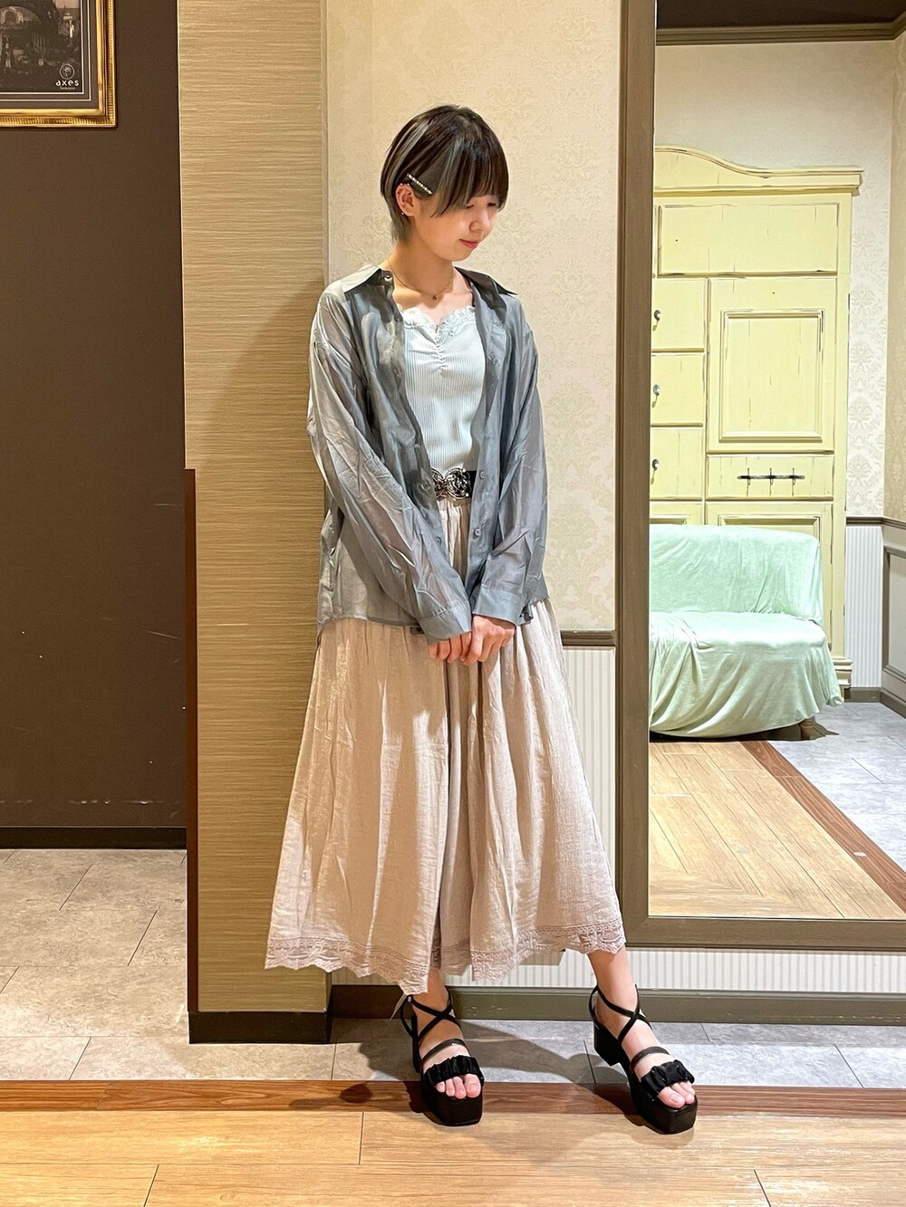 ブラック系のサンダル、グリーン系のタンクトップ、グレー系のシャツ/ブラウスを着用したレディースの夏コーディネートの2枚目の写真