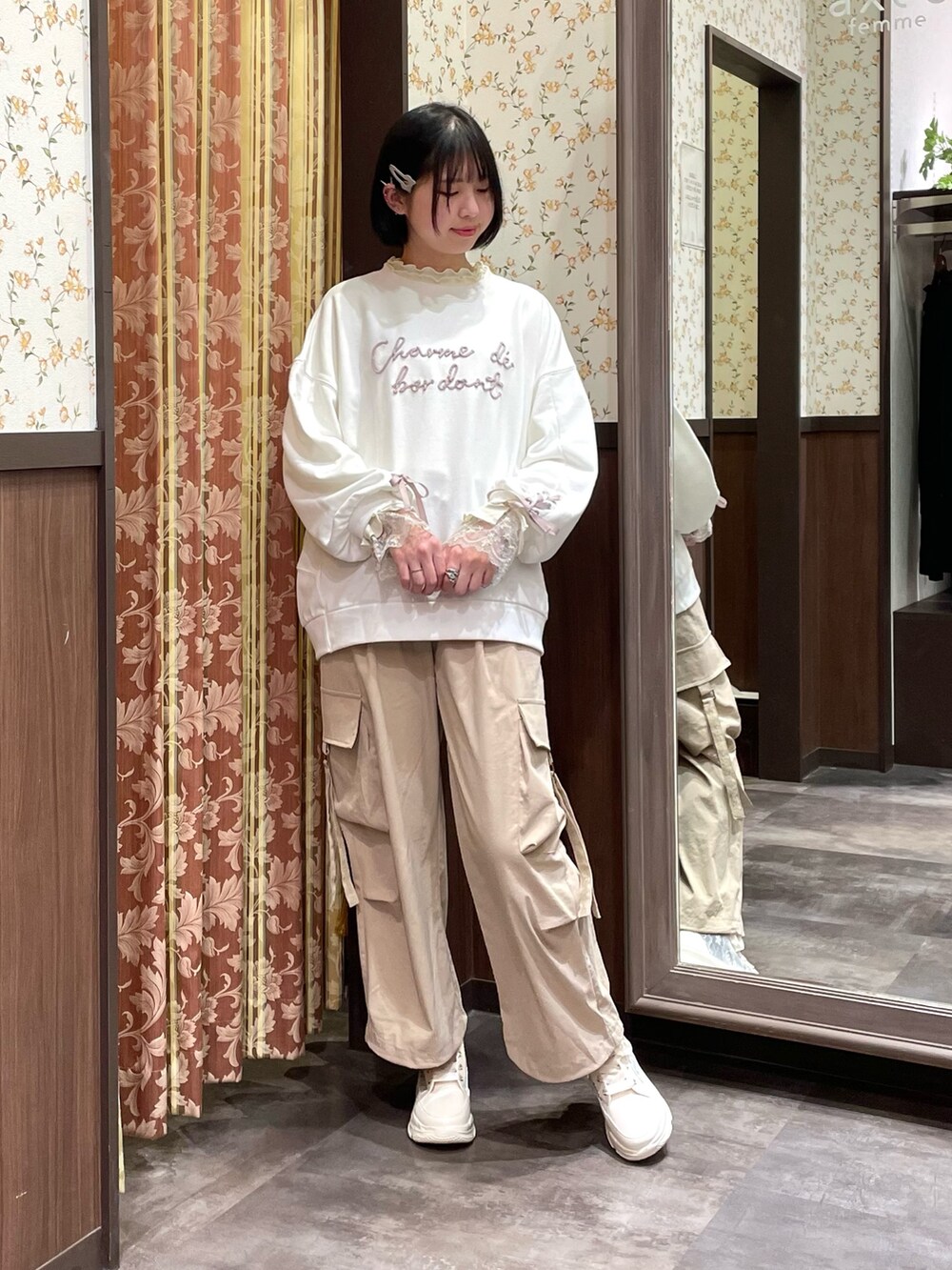 ピンク系のバックパック/リュック、ベージュ系のカーゴパンツ、ホワイト系のスニーカーを着用したレディースの春コーディネートの6枚目の写真