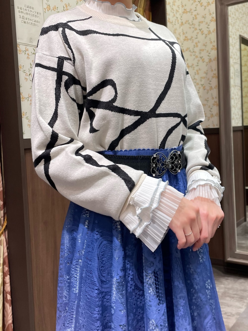 「axes femme、おでかけコーデ、着回しコーデ、春服、ニット/セーター、大人かわいい、帽子、オトナカワイイ、カラーコーデ、初春コーデ、ブルべ夏」｜「axes femmeのプリーツチュールメロープルオーバー（Tシャツ/カットソー、ホワイト系）」を使った、白あんさん（骨格ウェーブ・レディース・161cm）の冬コーディネートの2枚目の写真
