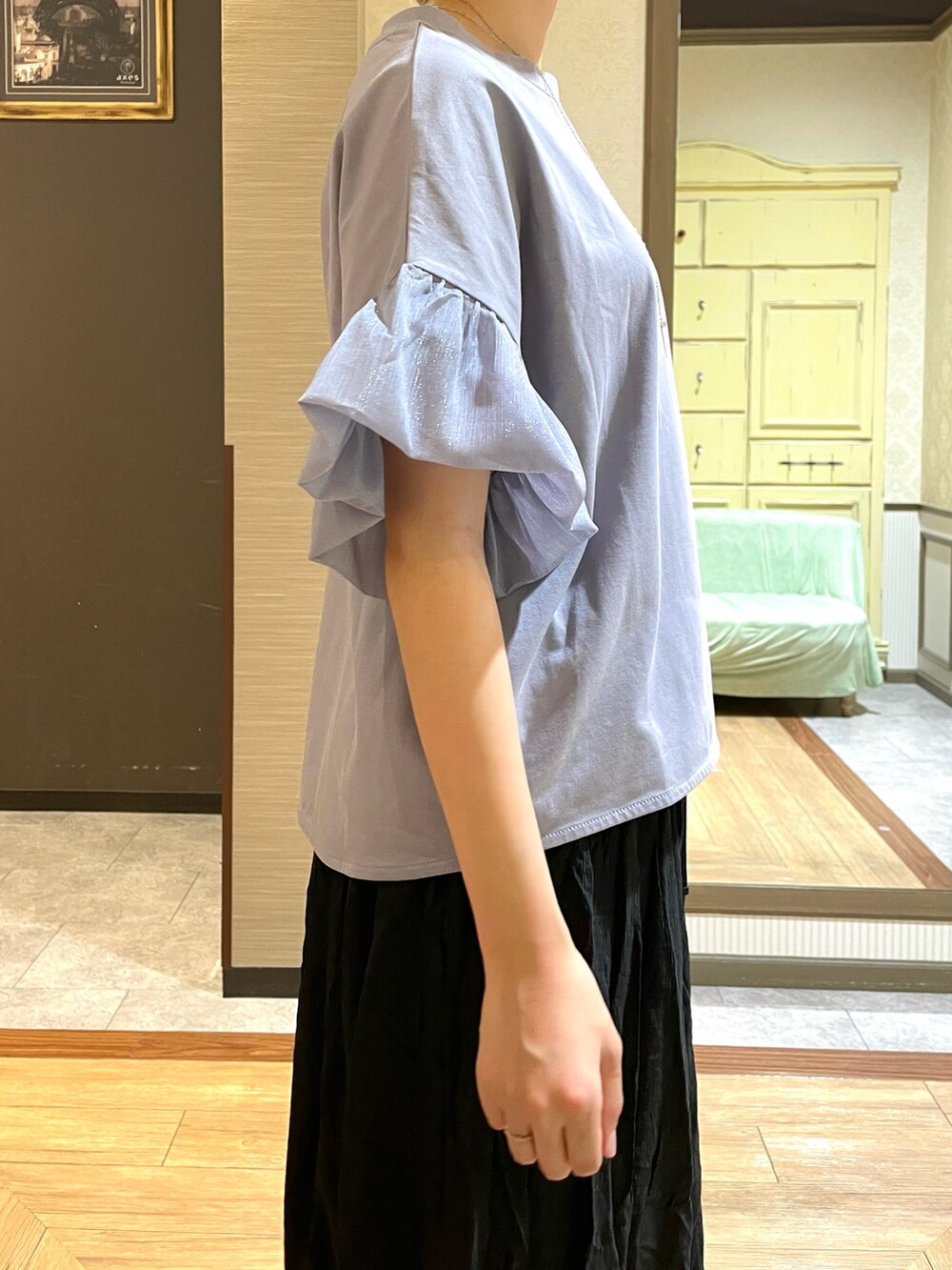 ブラック系のその他パンツ、ブルー系のTシャツ/カットソー、ブラック系のトートバッグを着用したレディースの夏コーディネートの6枚目の写真