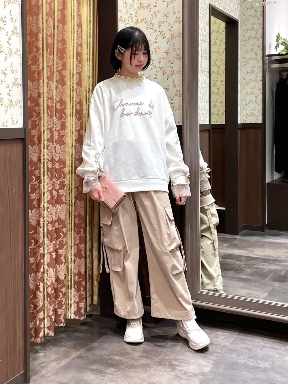ピンク系のバックパック/リュック、ベージュ系のカーゴパンツ、ホワイト系のスニーカーを着用したレディースの春コーディネートの3枚目の写真