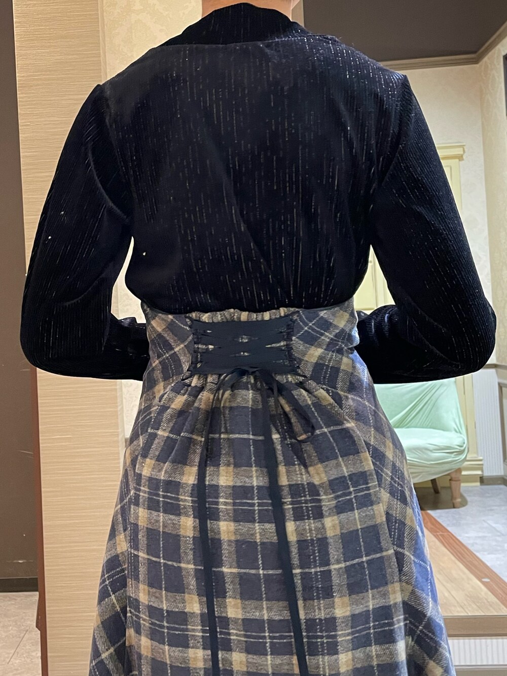 ブラック系のブーツ、ホワイト系のカーディガン/ボレロ、ブルー系のスカートを着用したレディースの秋コーディネートの8枚目の写真