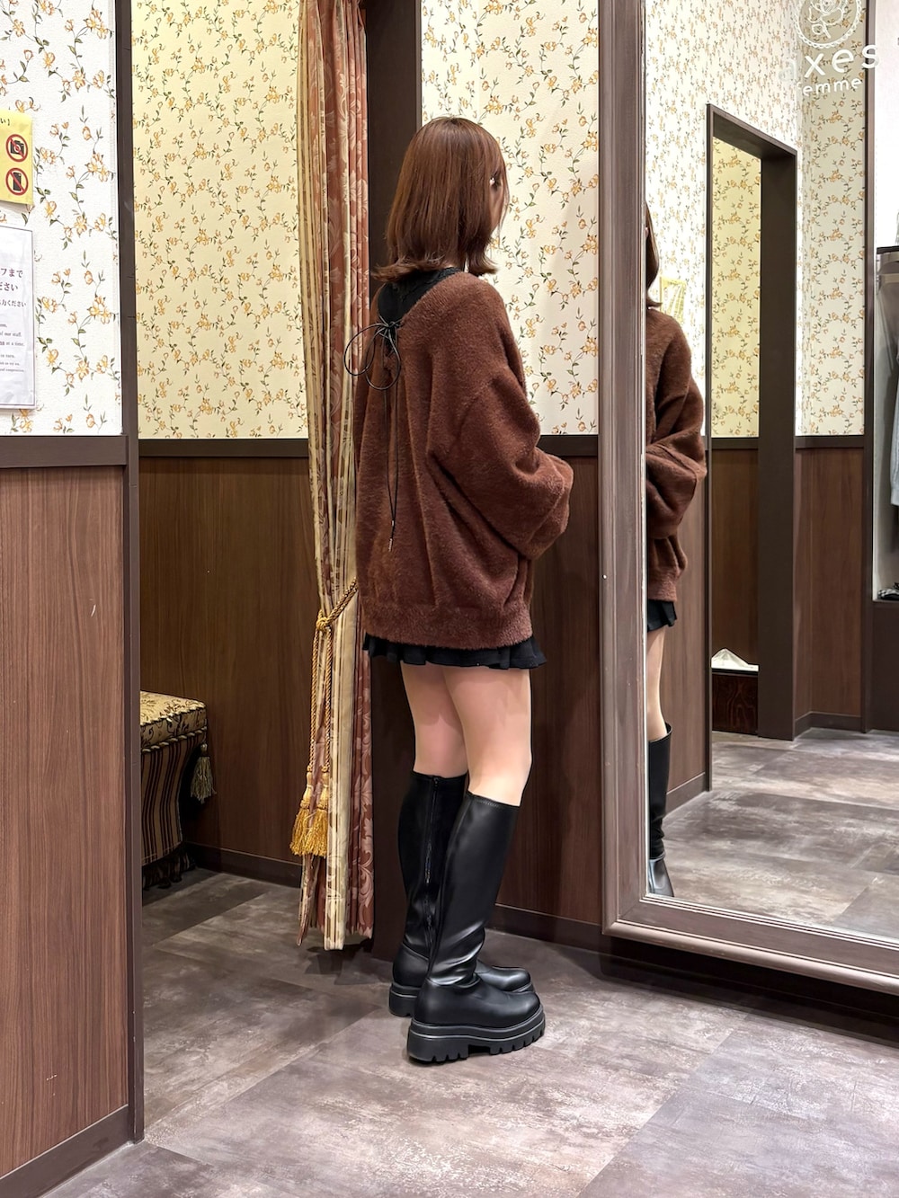 ブラック系のその他パンツ、ブラック系のタンクトップ、ブラウン系のニット/セーターを着用したレディースの冬コーディネートの4枚目の写真