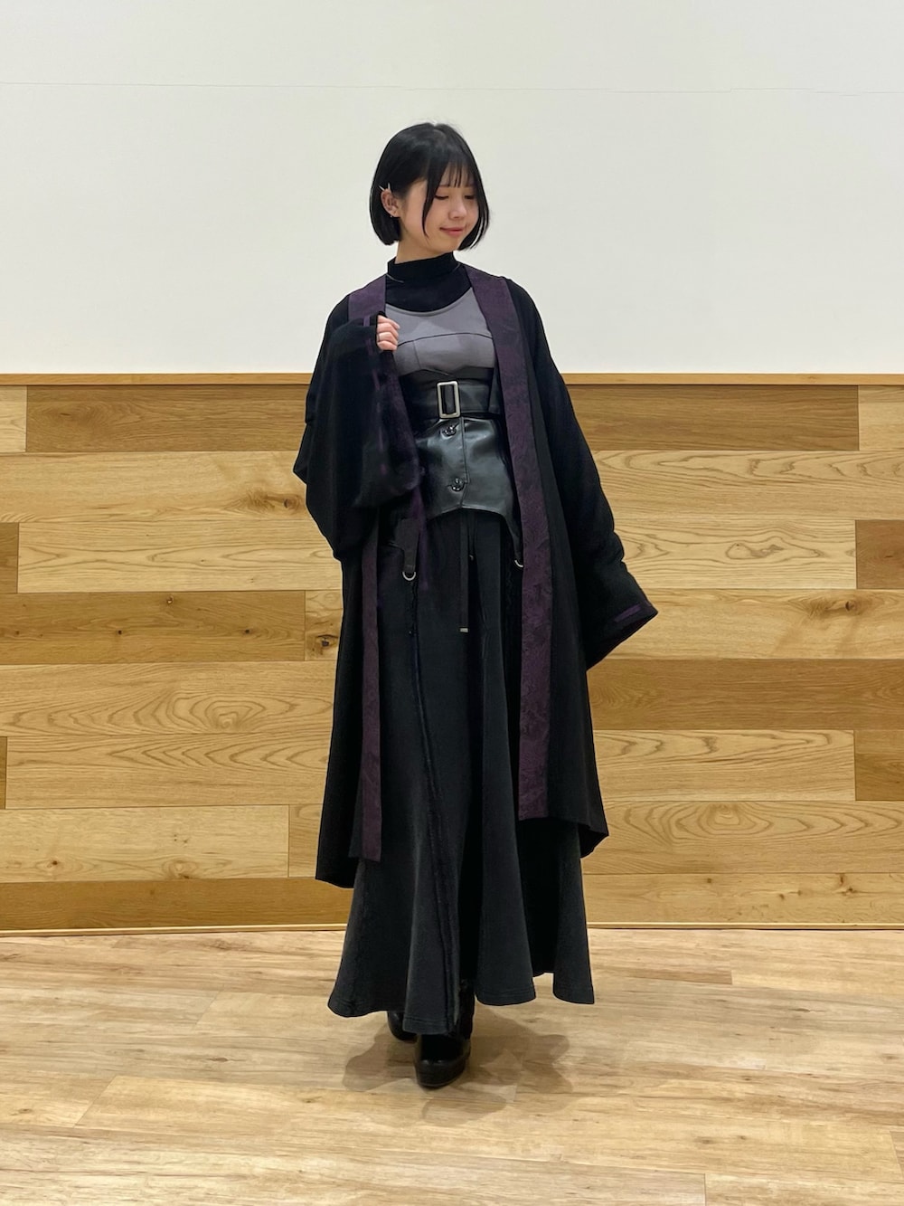 グレー系のTシャツ/カットソー、ブラック系のTシャツ/カットソー、ブラック系のベストを着用したレディースの冬コーディネートの2枚目の写真