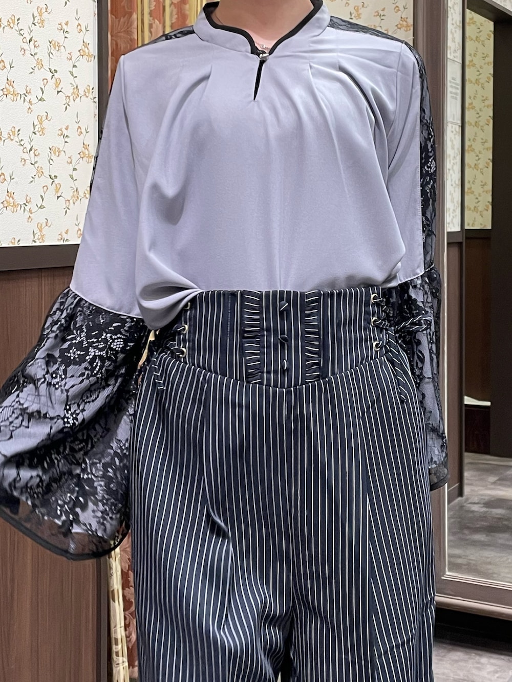 グレー系のシャツ/ブラウス、ブラック系のダッフルコート、ブラック系のショルダーバッグを着用したレディースの冬コーディネートの5枚目の写真