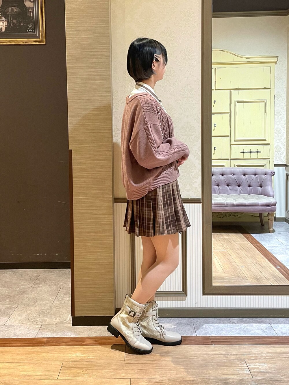 ホワイト系のシャツ/ブラウス、ブラウン系のカーディガン/ボレロ、ブラウン系のその他パンツを着用したレディースの秋コーディネートの3枚目の写真