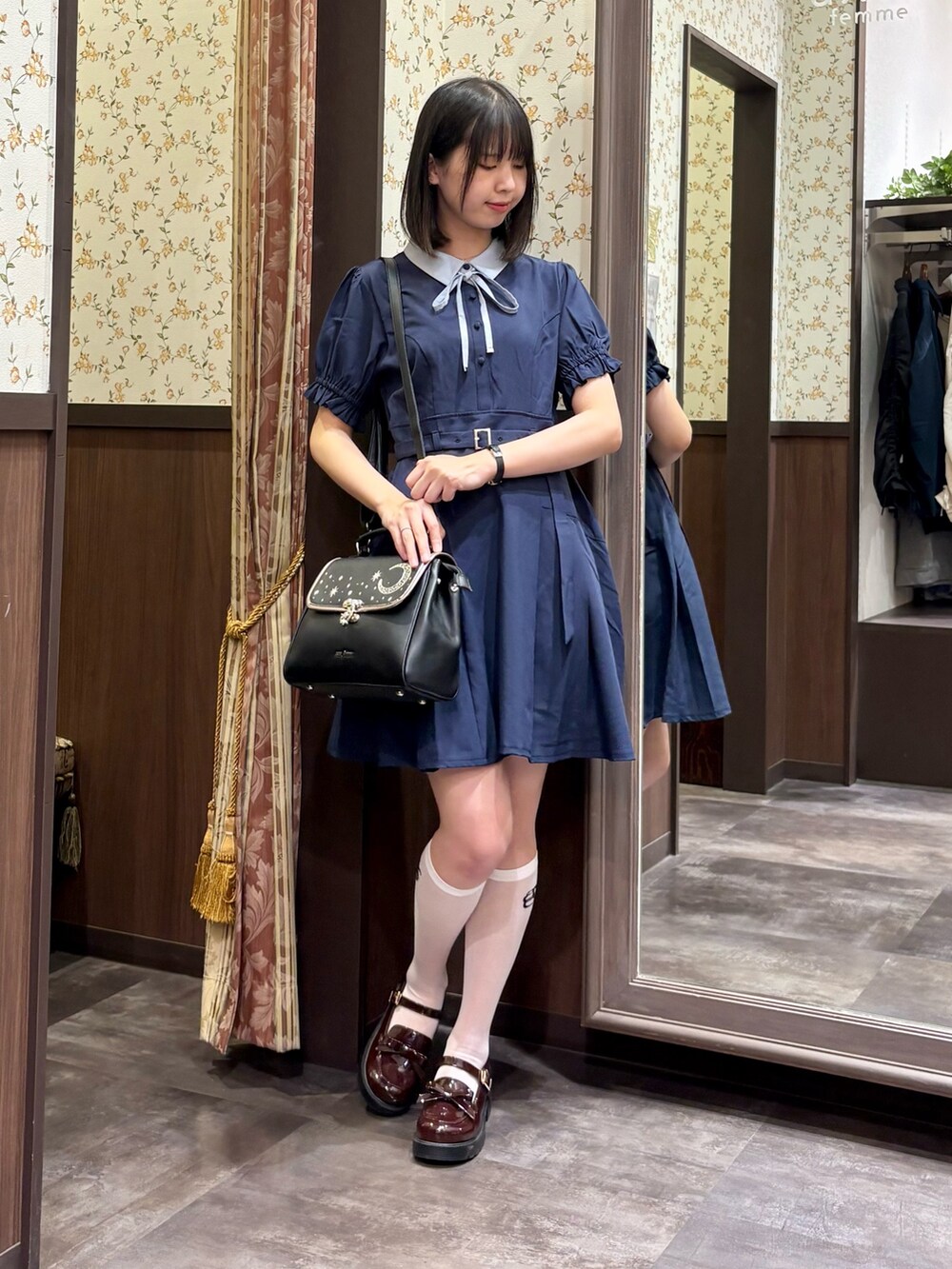 ホワイト系のタンクトップ、ブルー系のワンピース、ブラウン系のローファーを着用したレディースの夏コーディネートの5枚目の写真