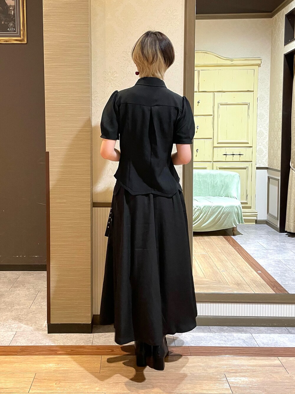 ホワイト系のタンクトップ、ブラック系のショルダーバッグ、ブラック系のシャツ/ブラウスを着用したレディースの夏コーディネートの5枚目の写真