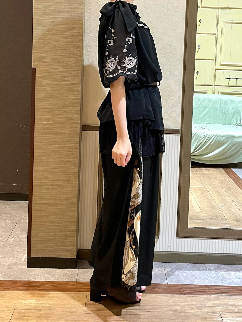 ブラック系のブーツ、ブラック系のTシャツ/カットソー、ブラック系のタンクトップを着用したレディースの夏コーディネートの3枚目の写真