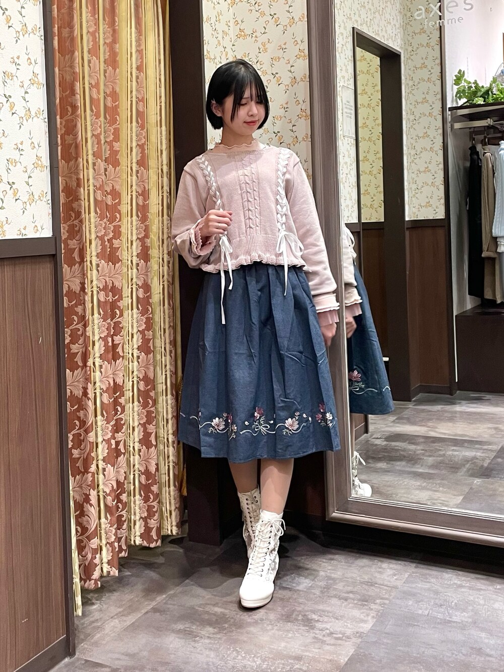 ピンク系のTシャツ/カットソー、ピンク系のニット/セーター、ブルー系のスカートを着用したレディースの冬コーディネートの2枚目の写真