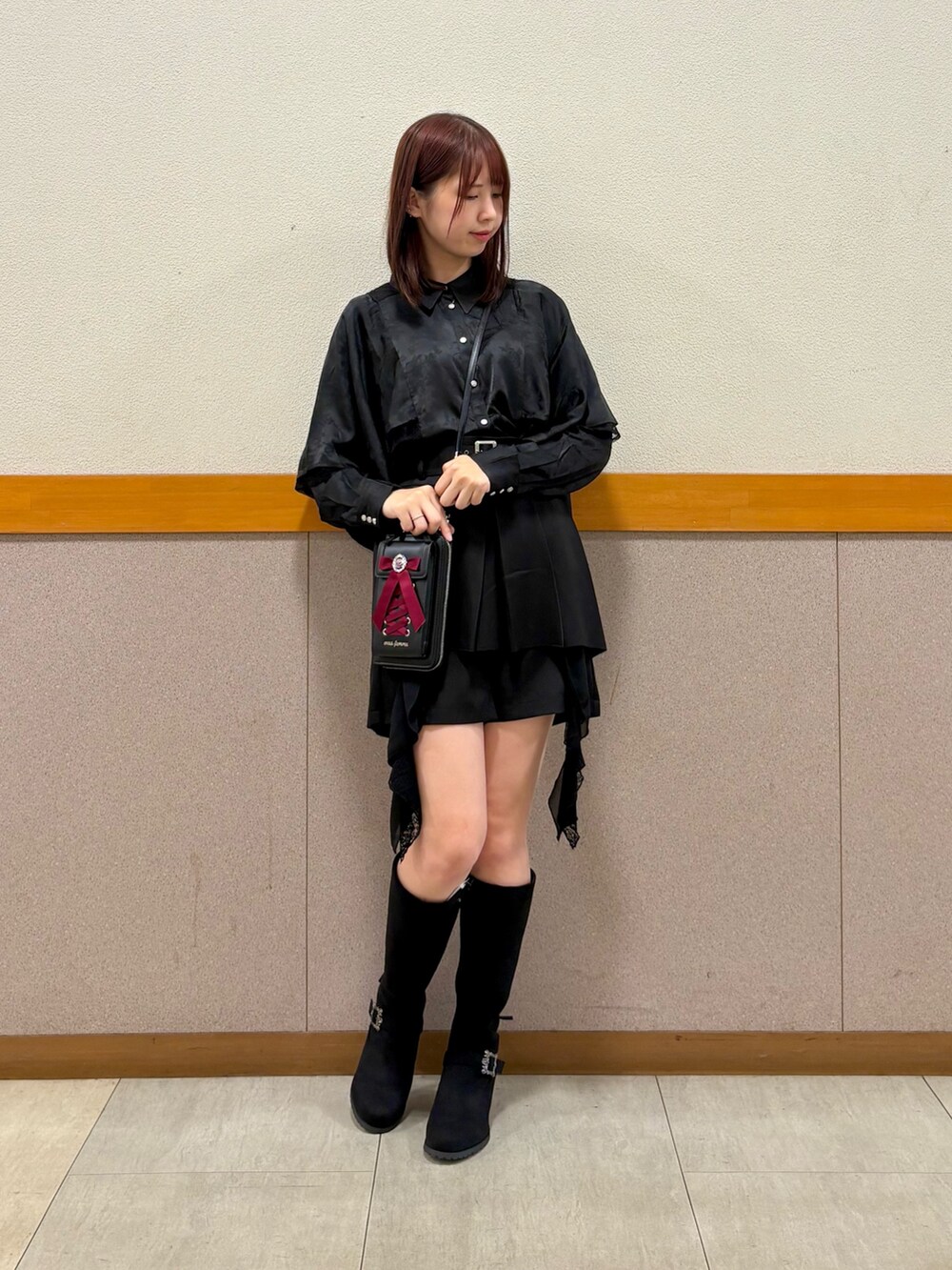 ブラック系のブーツ、ブラック系のシャツ/ブラウス、ブラック系のその他パンツを着用したレディースの秋コーディネートの7枚目の写真