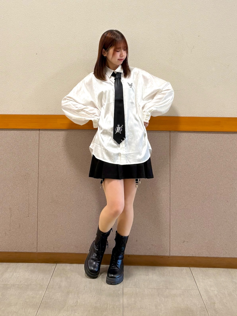 パープル系のその他アウター、その他のネクタイ、グレー系のシャツ/ブラウスを着用したレディースの冬コーディネートの8枚目の写真