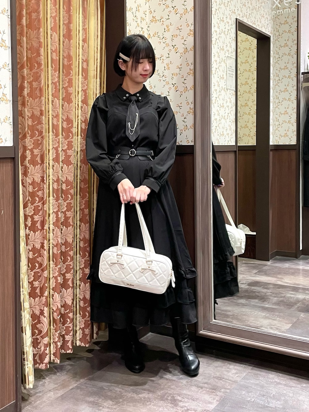 ブラック系のワンピース、ブラック系のシャツ/ブラウス、ブルー系のダッフルコートを着用したレディースの冬コーディネートの3枚目の写真