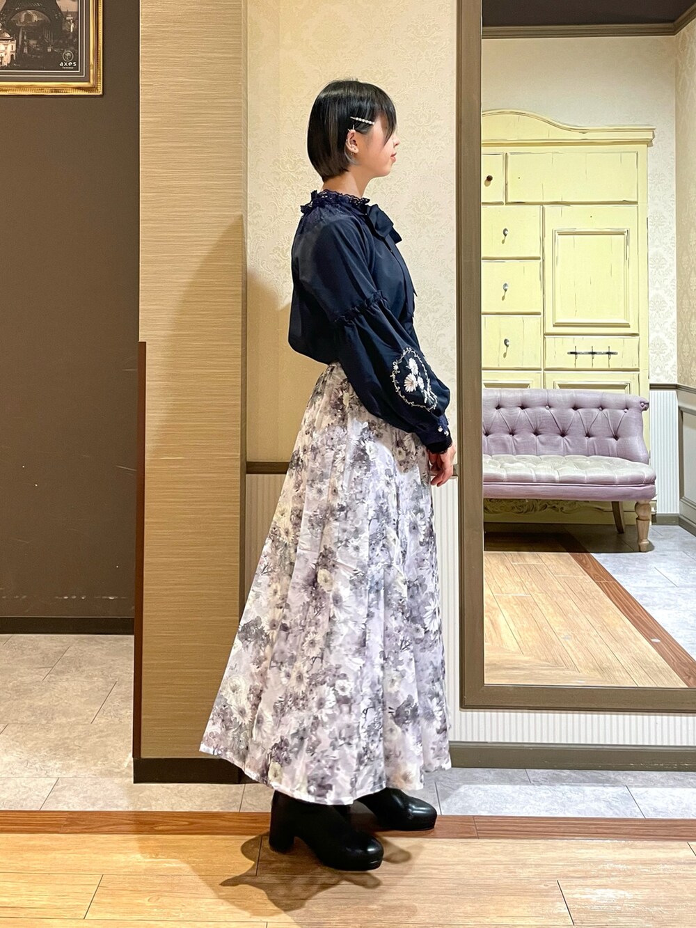 ブルー系のシャツ/ブラウス、パープル系のスカート、ブラック系のブーツを着用したレディースの秋コーディネートの5枚目の写真