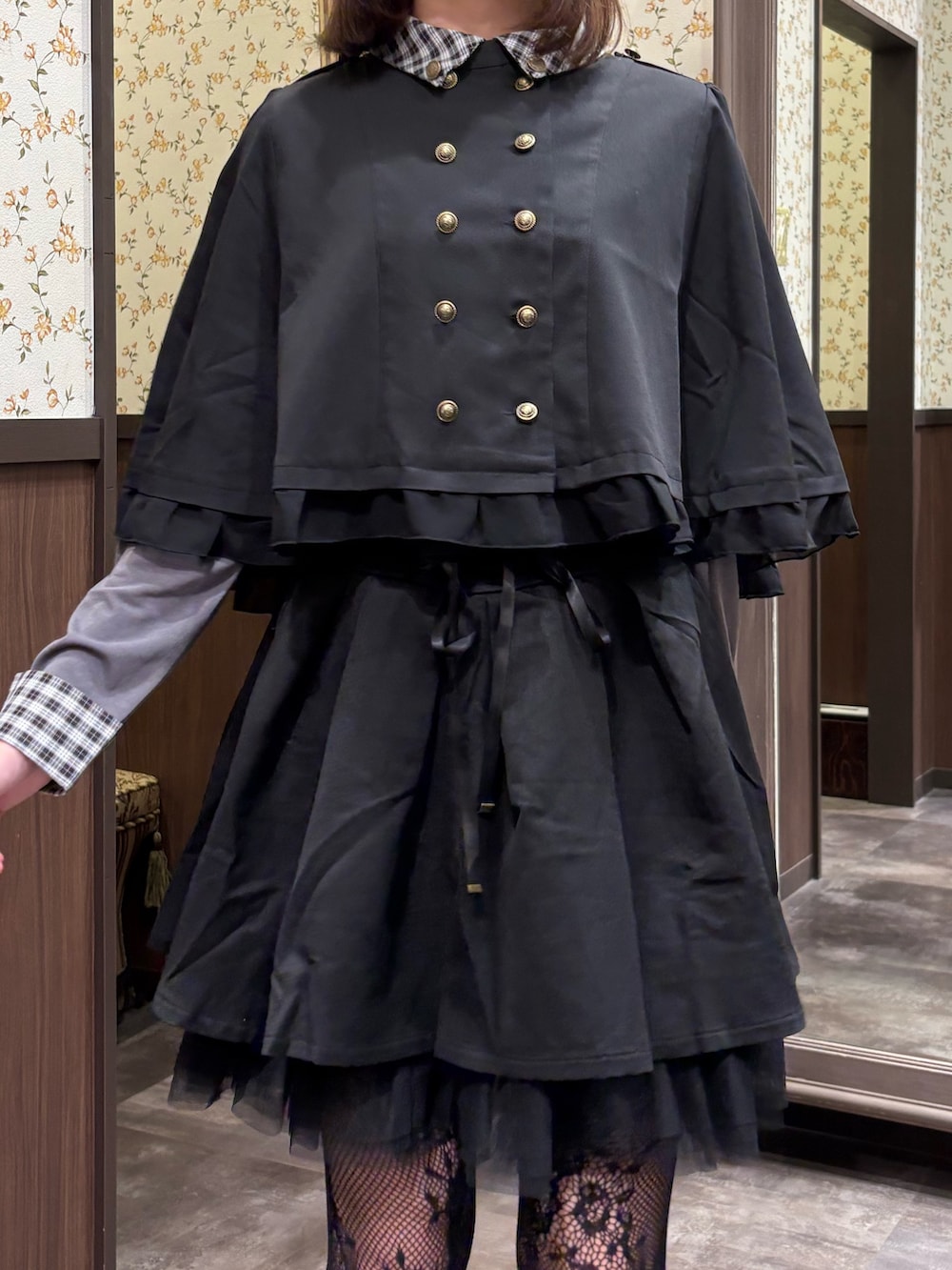 グレー系のTシャツ/カットソー、ブラック系のベスト、ブラック系のボストンバッグを着用したレディースの秋コーディネートの4枚目の写真