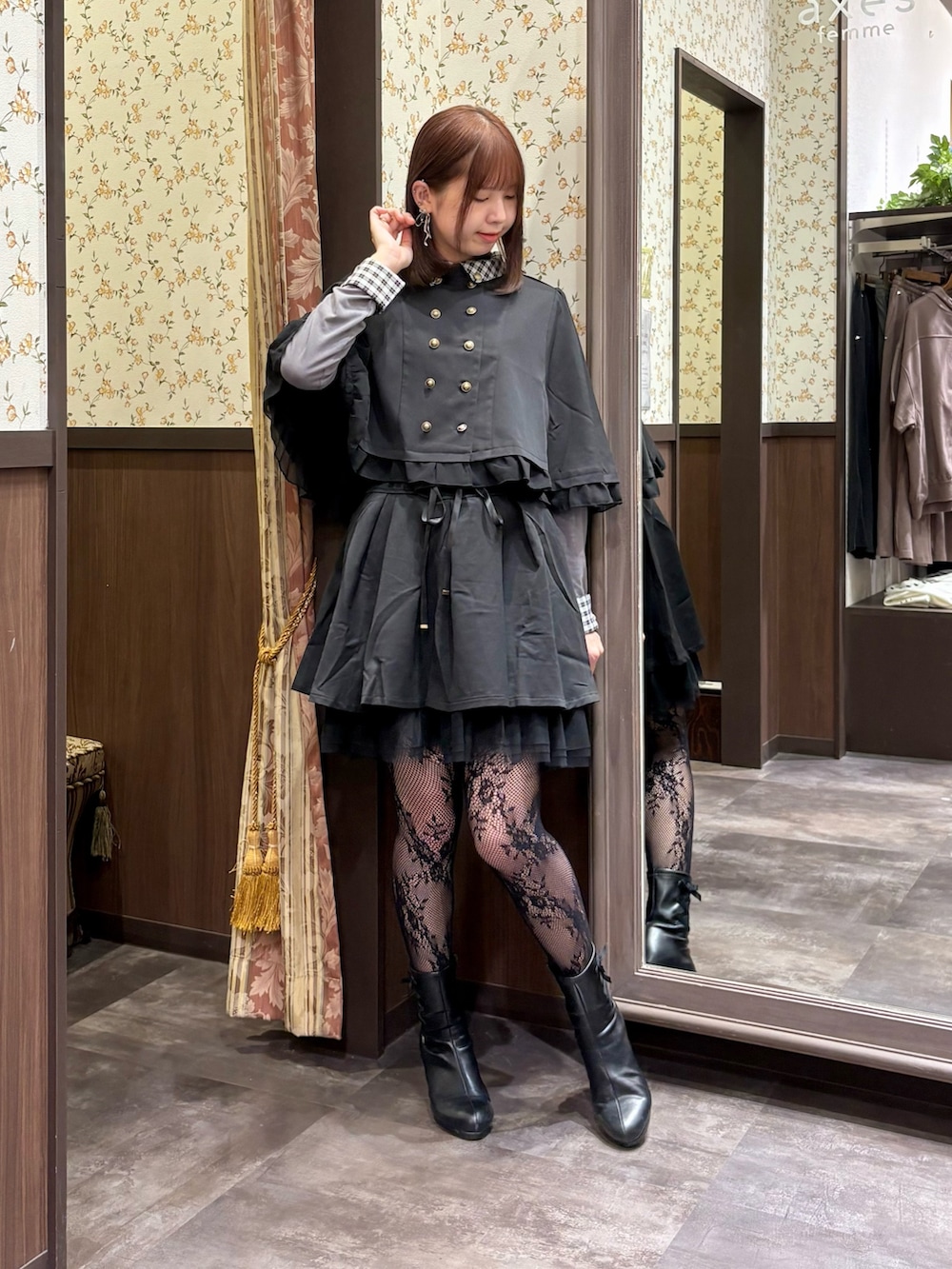 グレー系のTシャツ/カットソー、ブラック系のベスト、ブラック系のボストンバッグを着用したレディースの秋コーディネートの2枚目の写真