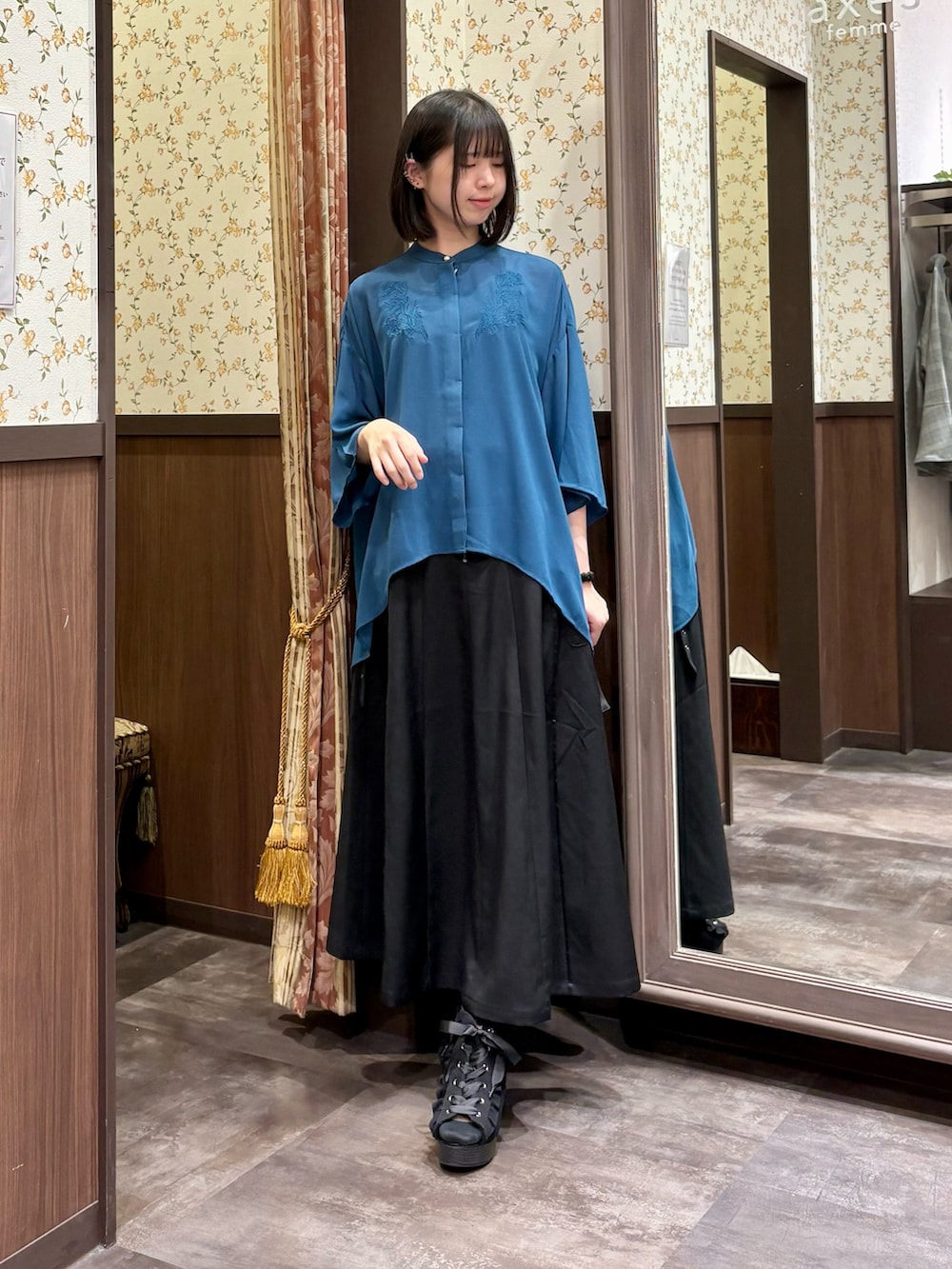 「axes femme、シャツスタイル、夏、大人コーデ、今日のコーデ、モード、カップ付きインナー、キャミソール、リュック、ブーサン、大人カジュアル」｜「axes femmeのエンブロイダリーシャツ（シャツ/ブラウス、ブルー系）」を使った、白あんさん（レディース・161cm）の夏コーディネートの4枚目の写真