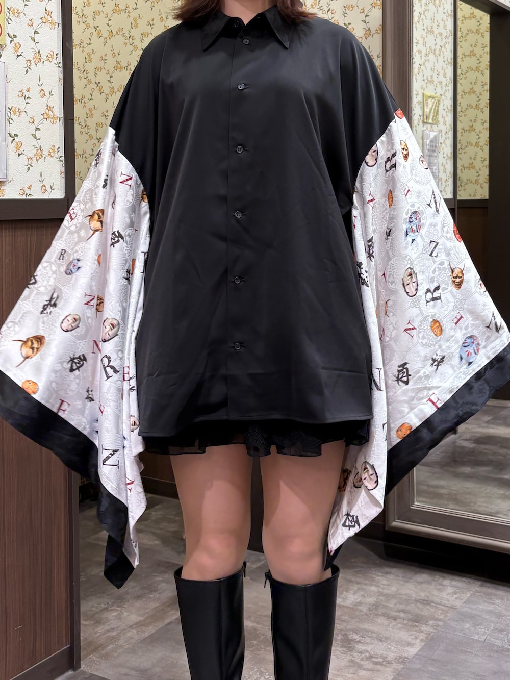 ブラック系のタンクトップ、グレー系のシャツ/ブラウス、ブラック系のスカートを着用したレディースの冬コーディネートの6枚目の写真