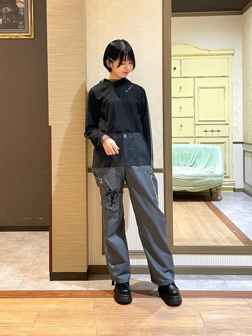 ブラック系のブルゾン、その他のブーツ、グレー系のその他パンツを着用したレディースの秋コーディネートの5枚目の写真