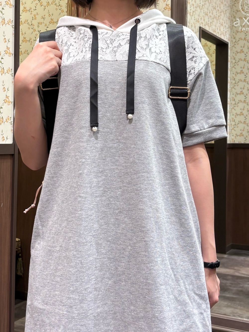 ピンク系のバックパック/リュック、ブルー系のタンクトップ、グレー系のチュニックを着用したレディースの春コーディネートの5枚目の写真