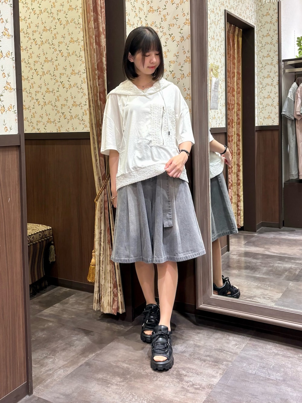 ブラック系のショルダーバッグ、ホワイト系のタンクトップ、ホワイト系のTシャツ/カットソーを着用したレディースの夏コーディネートの4枚目の写真